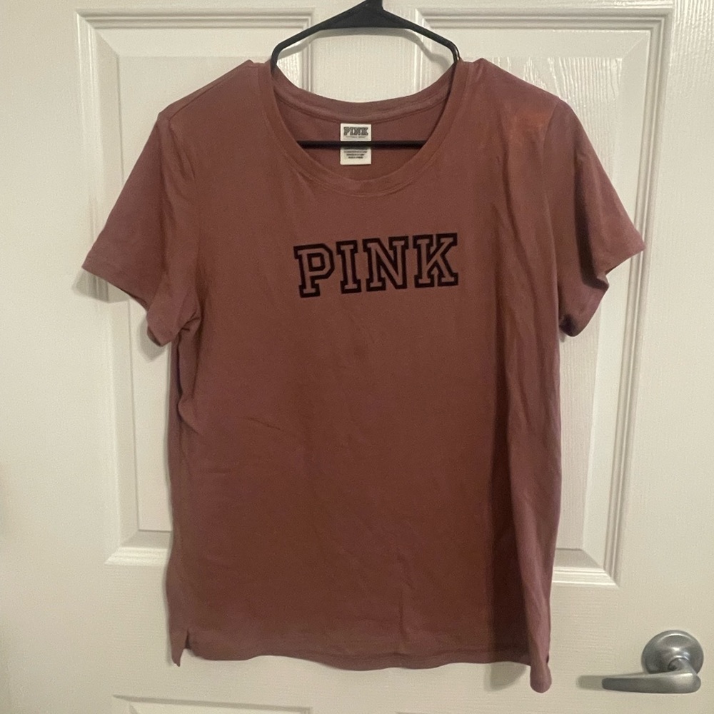 Victoria secret PINK shirt
Fits like a medium says large
(Slight bleach stains)